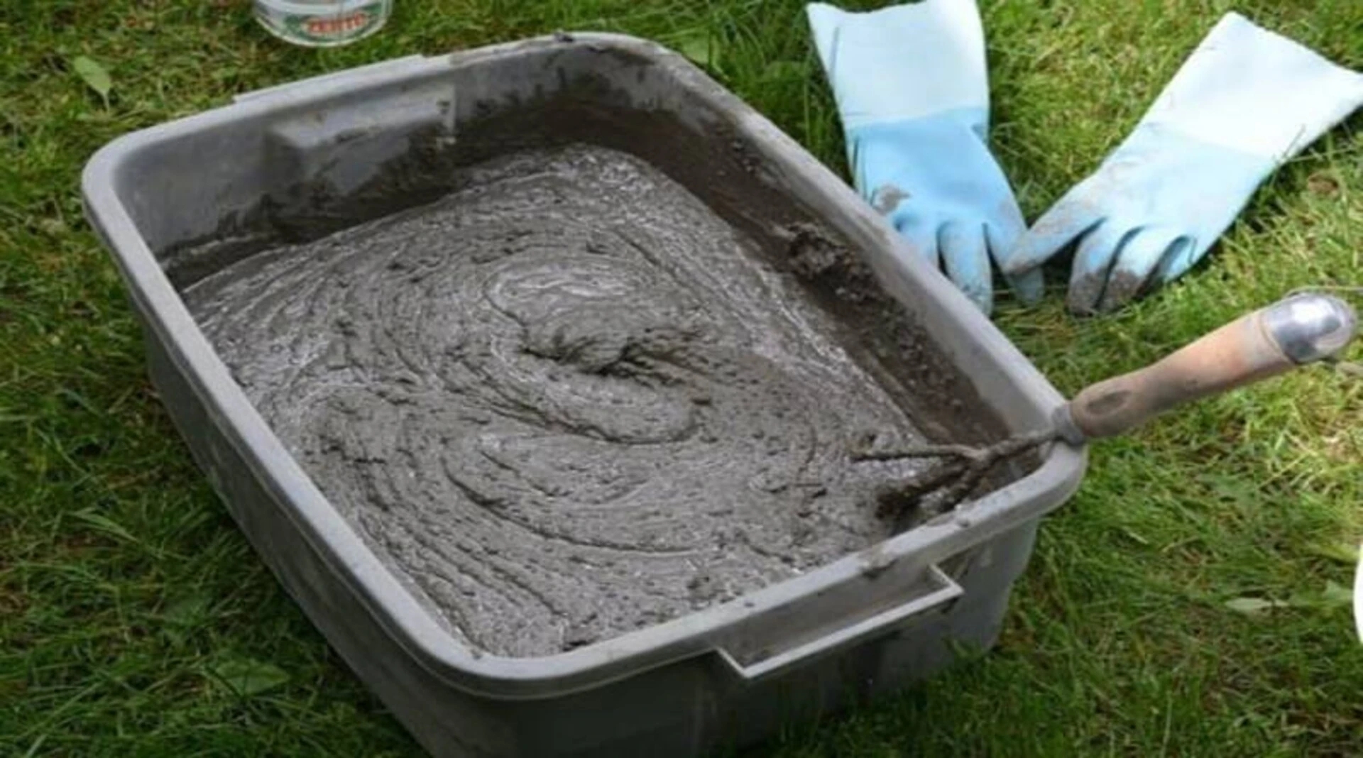 Lý do tại sao không nên trộn xi măng với keo dán gạch?