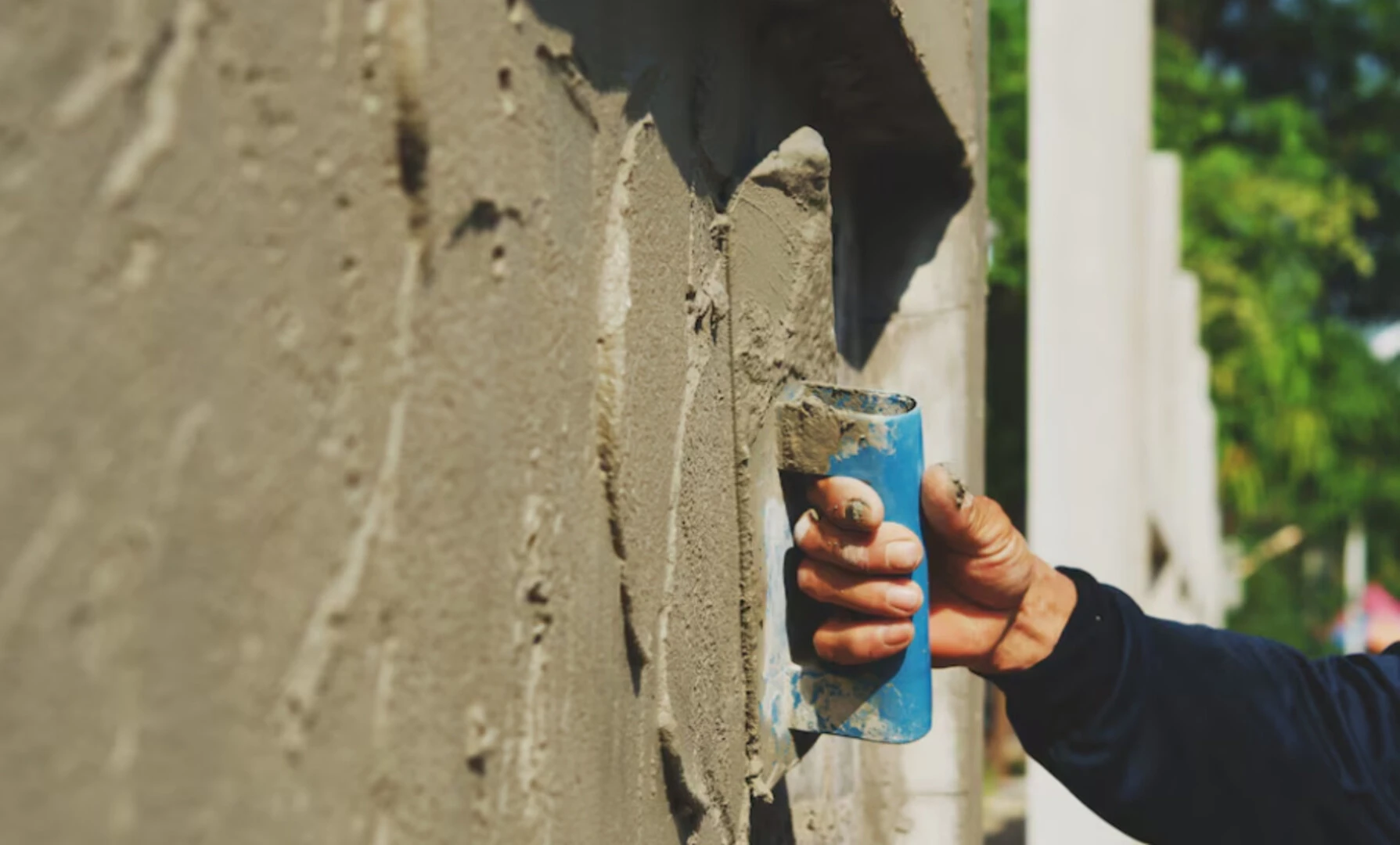 Chống thấm tường là công đoạn quan trọng trong thi công nhà cửa để đảm bảo tuổi thọ và tính thẩm mỹ của công trình