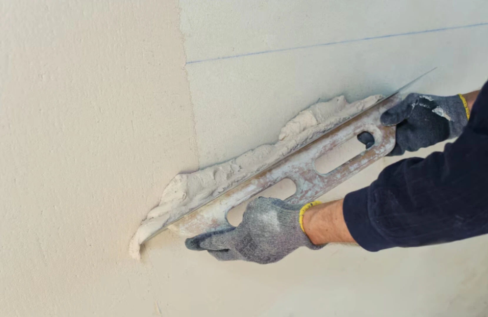 Tường bao, bề mặt tường bên ngoài nhà,.. là những nơi tiếp xúc trực tiếp với nước, độ ẩm không khí nên cần chú trọng công tác chống thấm