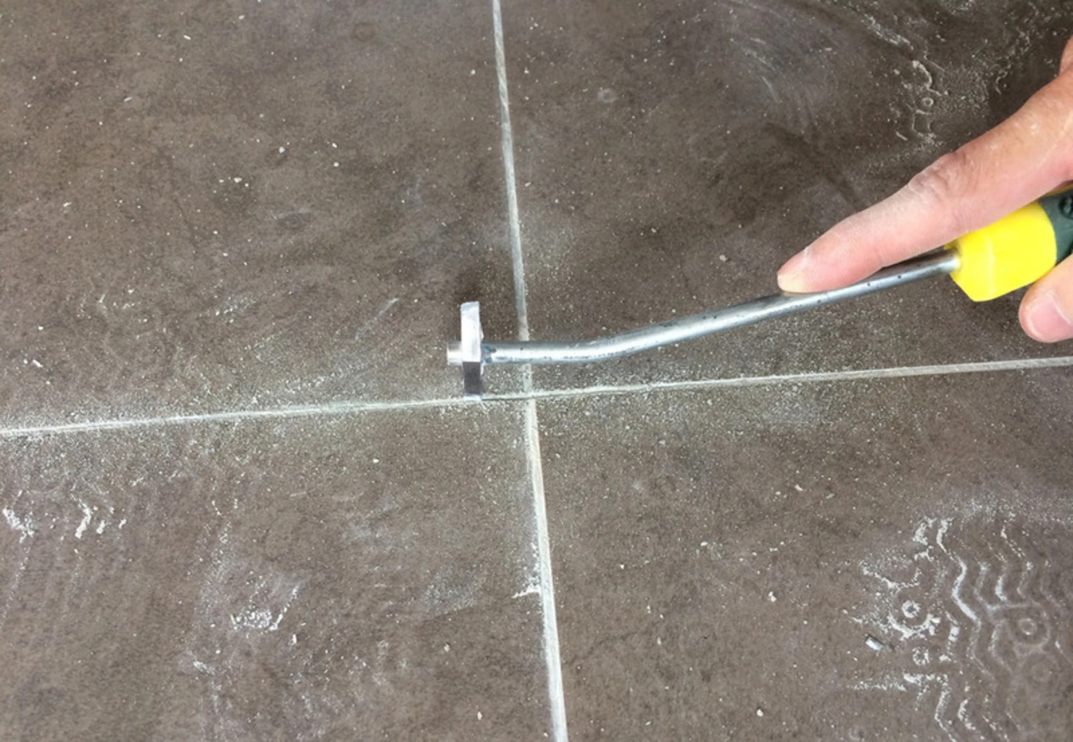 Cách cạo ron gạch cũ đơn giản, đúng kỹ thuật