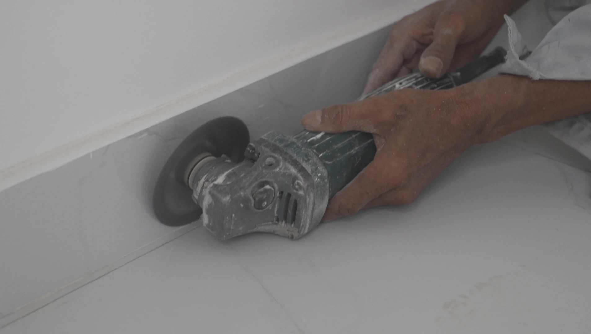 Những lưu lý quan trọng khi thực hiện thi công cạo ron gạch cũ