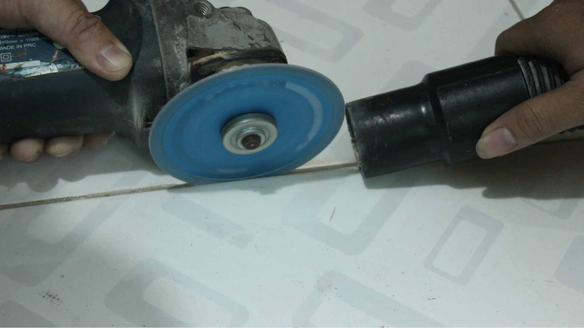 Vệ sinh sạch sẽ khu vực cạo ron để thay ron gạch mới được bền chắc và đẹp hơn