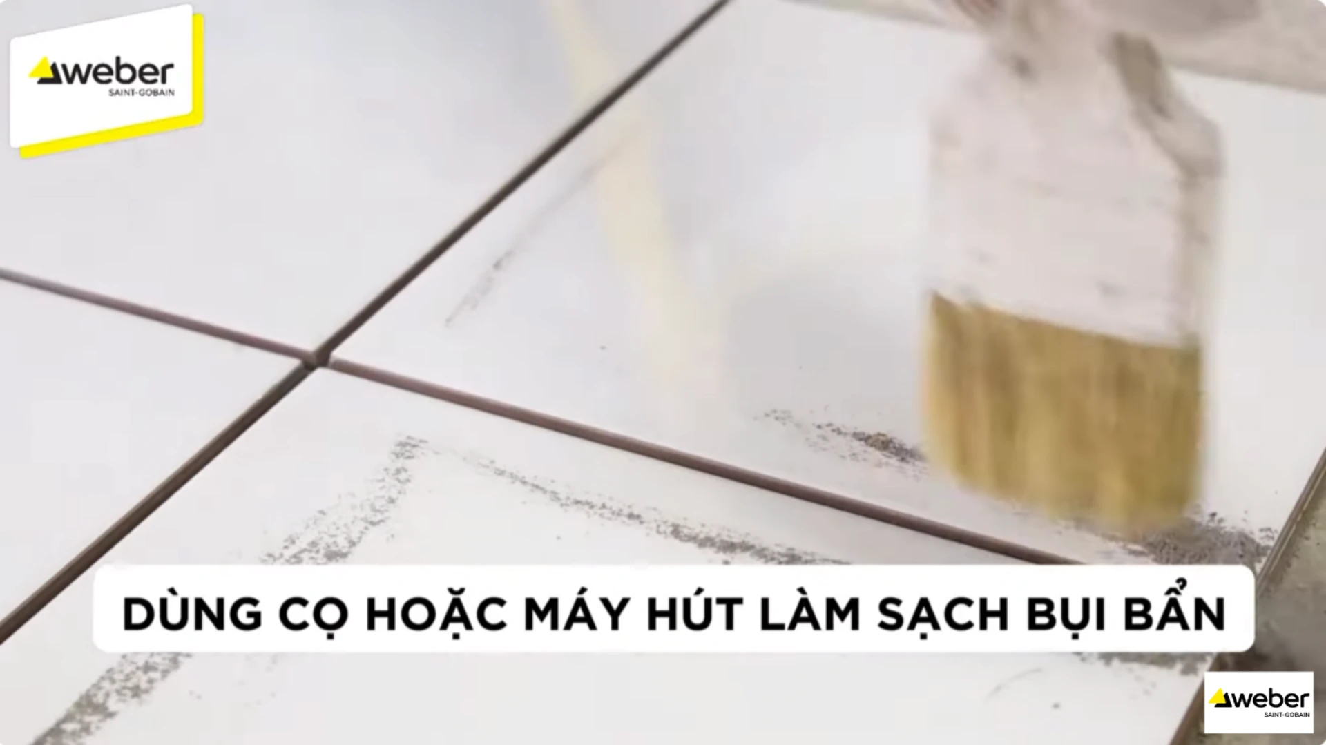 Vệ sinh kỹ lưỡng các đường ron để loại bỏ bụi bẩn hoặc tạp chất còn bám trên bề mặt