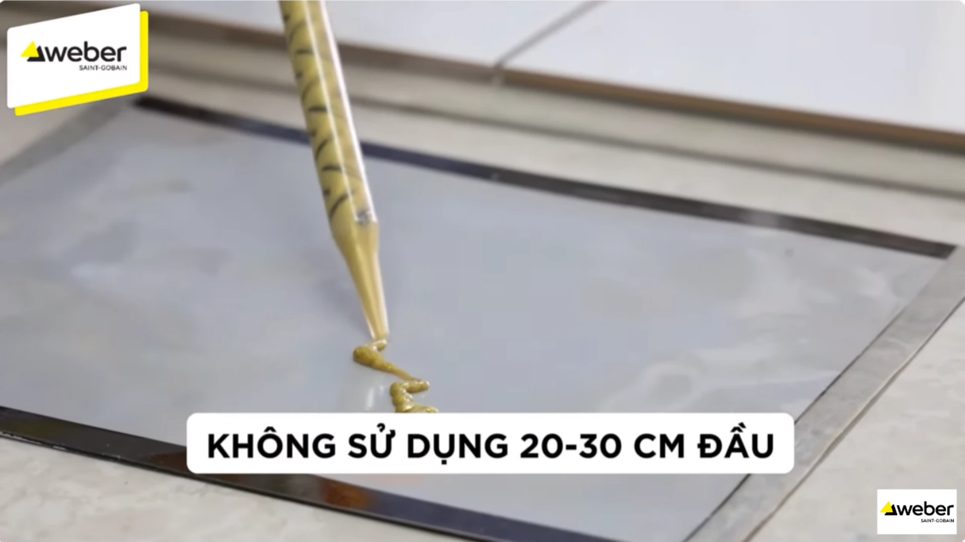 Đảm bảo rằng keo được đặt chính xác và an toàn trong súng, tránh để keo bị tràn ra ngoài