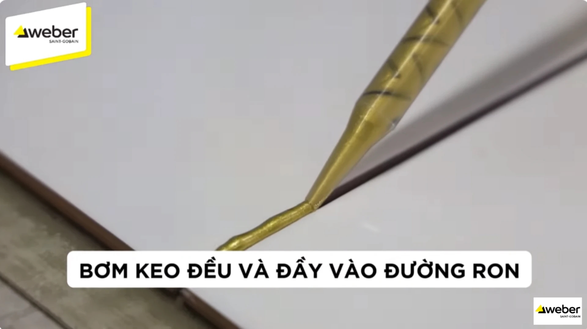 Khi bơm, giữ súng bắn keo ở một góc khoảng 45 độ và bơm keo đều và đầy vào khe ron