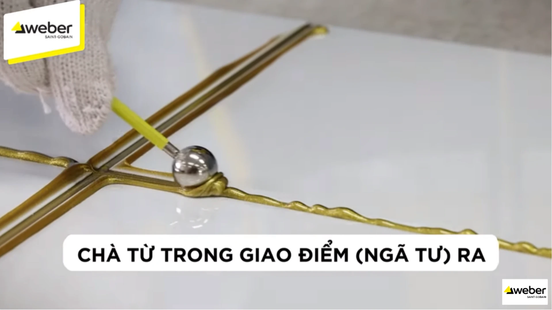 Nên chà ron từ vị trí giao điểm giữa các viên gạch ra ngoài