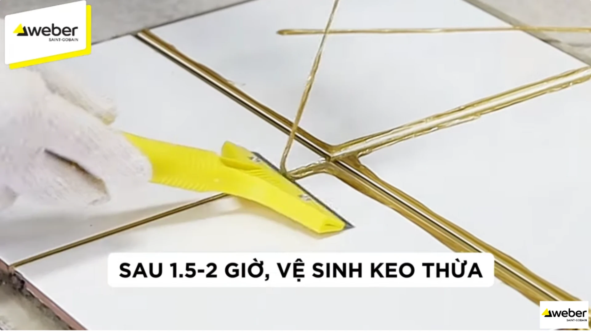 Vệ sinh keo thừa sạch sẽ sau khi chà ron để tránh keo bị đông đặc quá lâu trên bề mặt