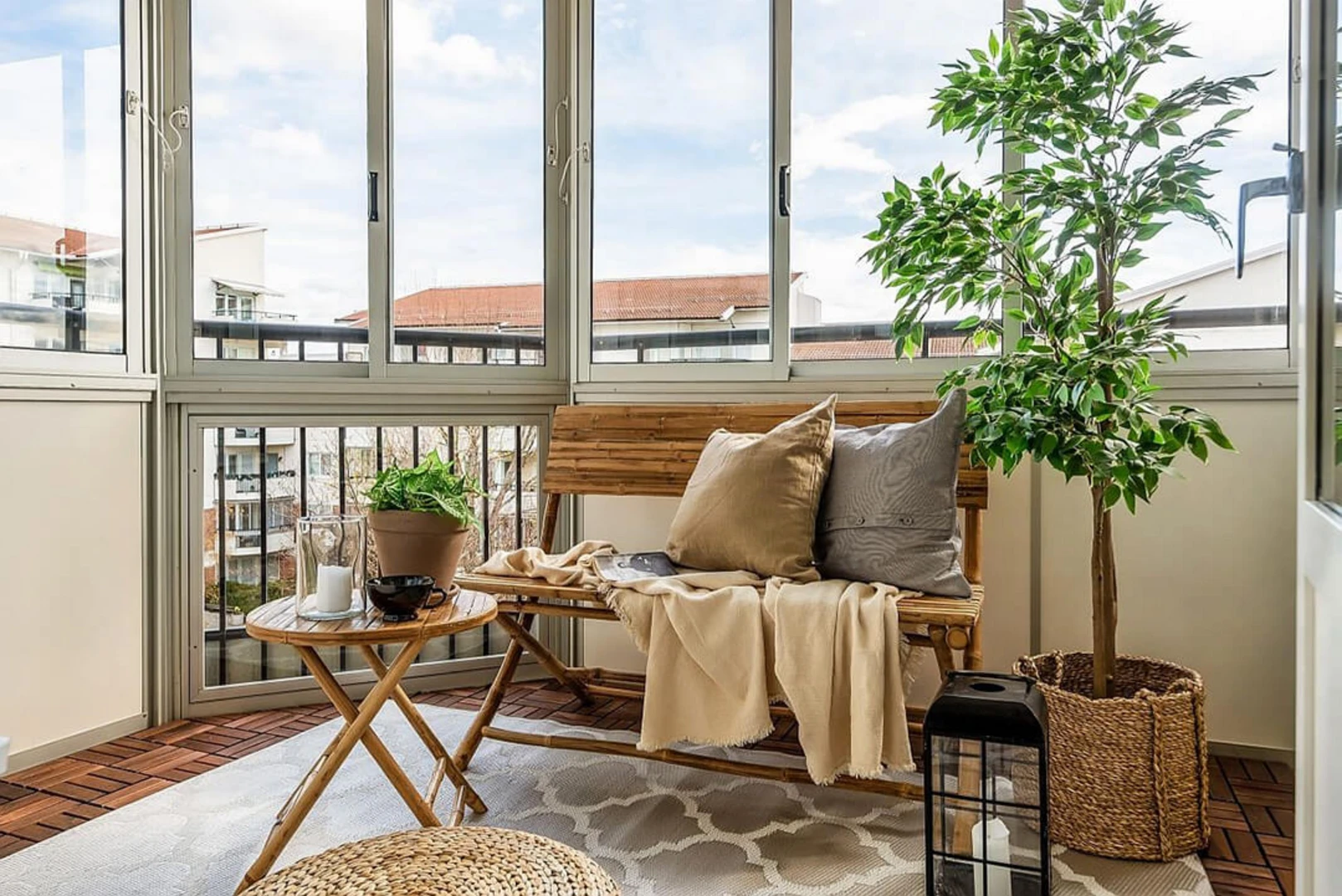 Cải tạo ban công theo phong cách vintage được nhiều người lựa chọn bởi xu hướng lạ mắt nhưng rất gần gũi