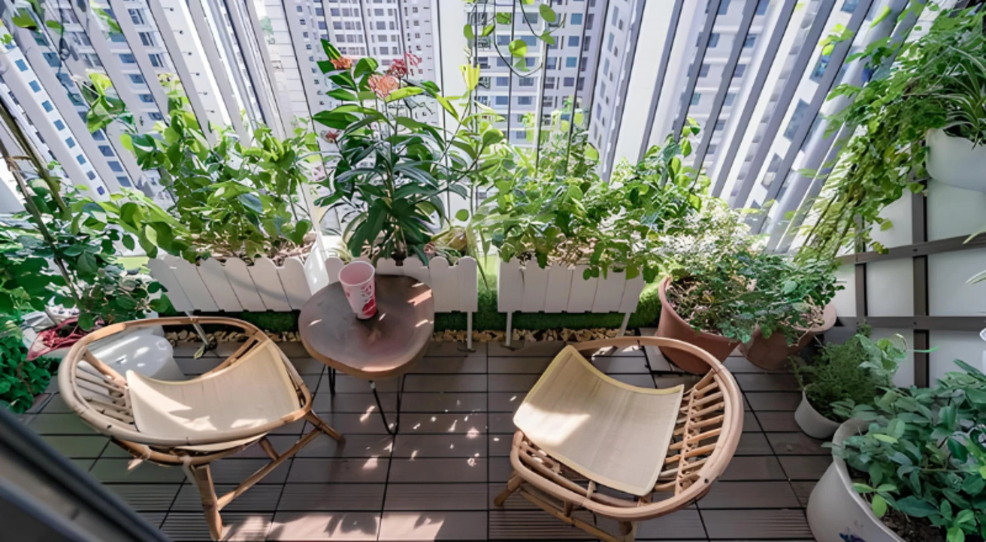 Cải tạo ban công bằng cách trang trí cây xanh, chậu hoa nhỏ để không gian thoải mái và trong lành