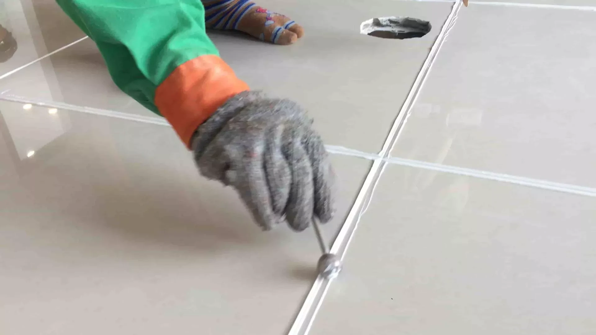 Thay mới ron gạch sẽ giúp cho sàn ban công trở nên bền chắc và thẩm mỹ