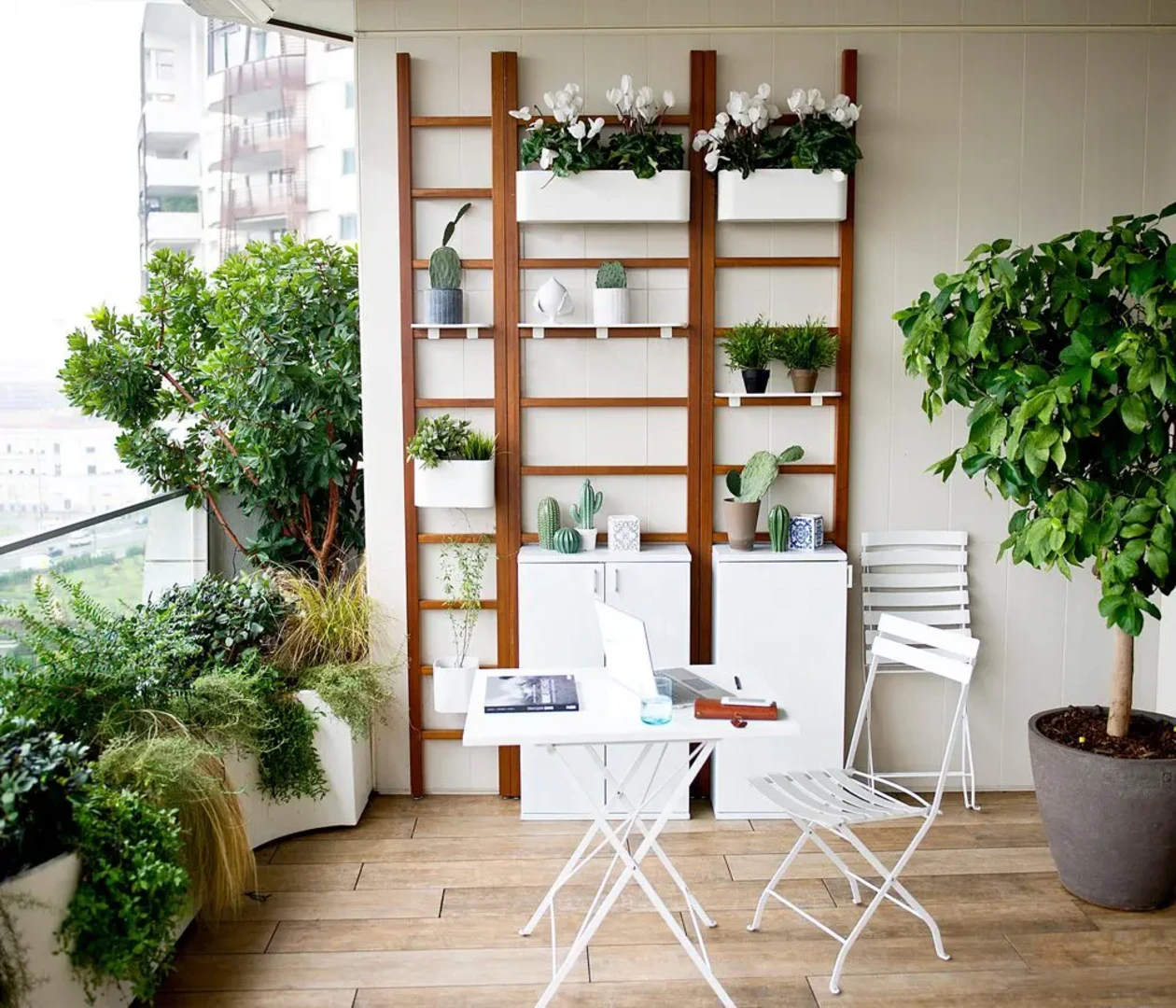 Lựa chọn gạch lát sàn ban công phù hợp giúp chống trơn và dễ dàng vệ sinh