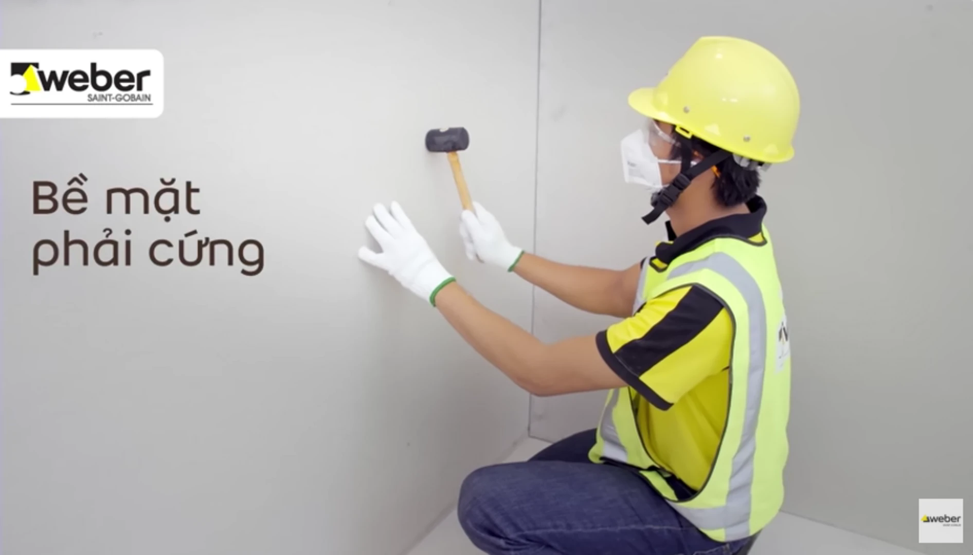 Kiểm tra tình trạng của lớp gạch cũ khi cải tạo sửa chữa công trình