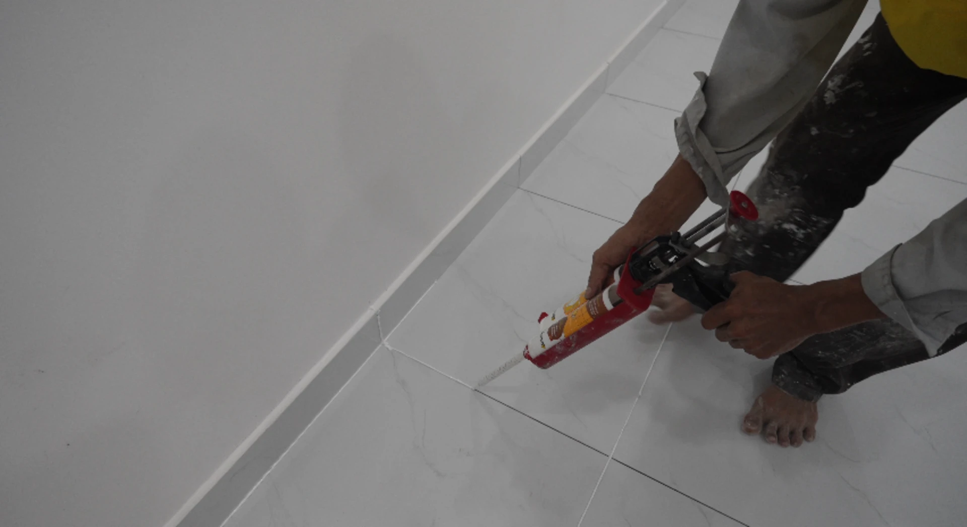 Trang trí nhà cấp 4 cũ bằng cách sử dụng keo chà ron chống bám bẩn