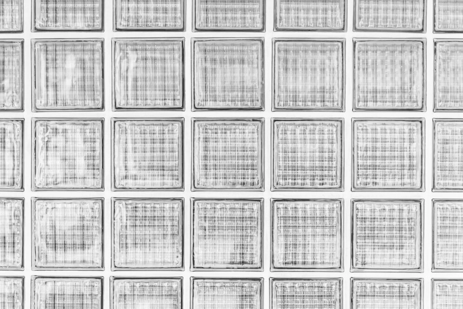 Gạch kính có khả năng phản chiếu ánh sáng, giúp cho không gian trở nên sáng và thông thoáng hơn