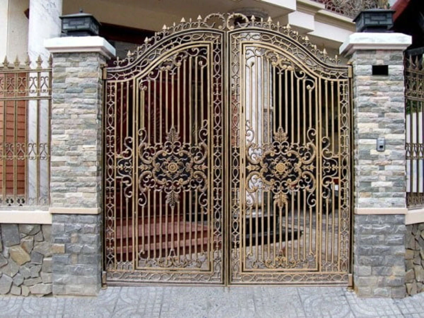 Cách ốp gạch trụ cổng đẹp mắt, nhanh