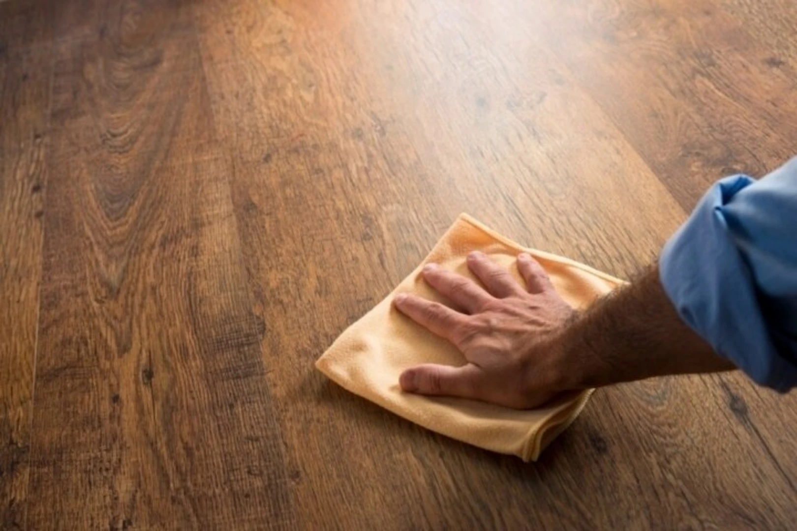 Lưu ý xây nhà mùa nồm - Sử dụng các loại khăn khô để lau nhà để sàn luôn khô ráo, sạch sẽ