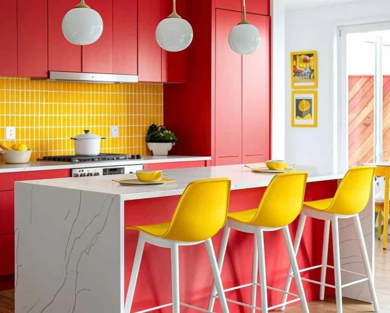 Phối màu gạch ốp nhà bếp đỏ - vàng