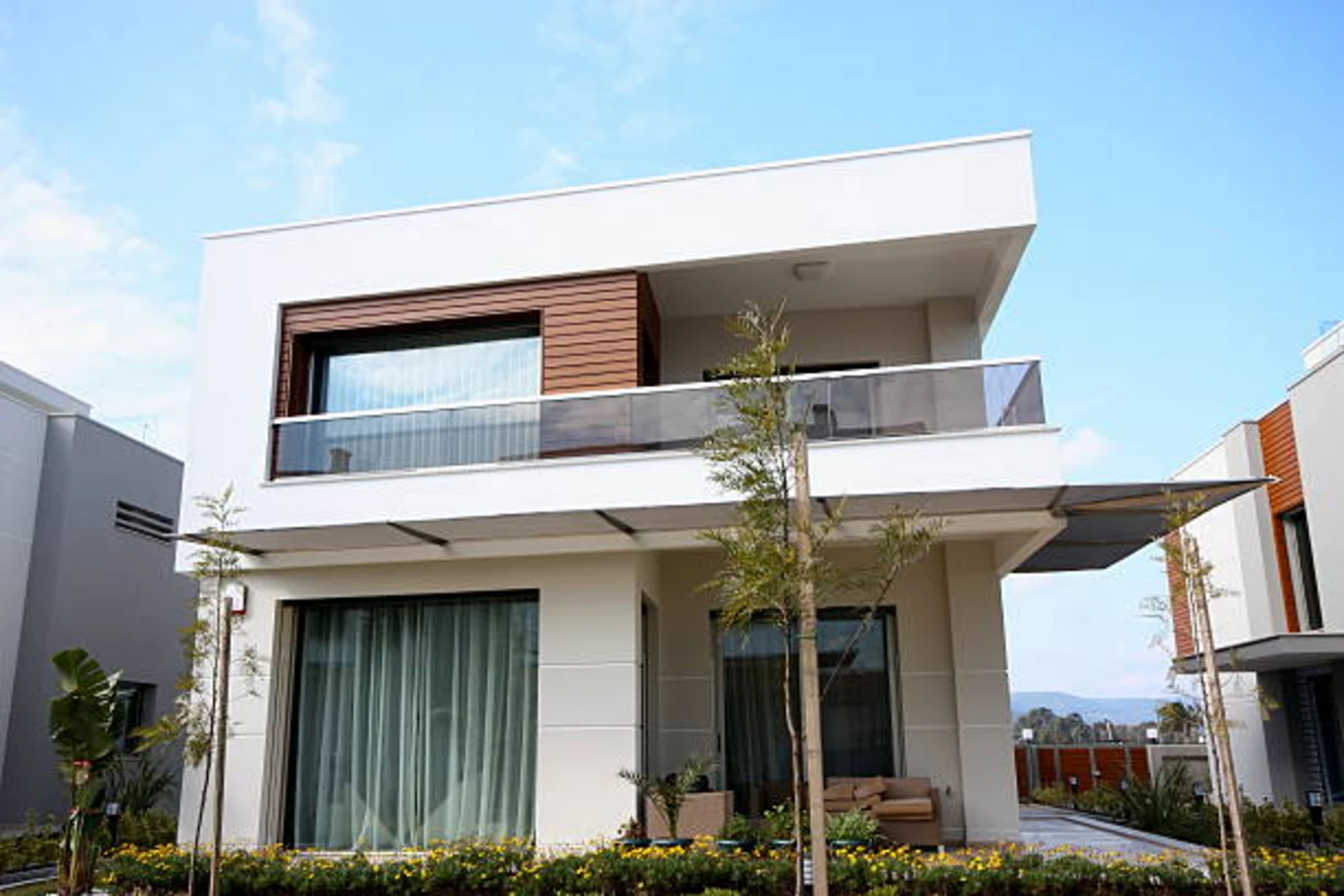 Cải tạo mặt tiền nhà 2 tầng cũ