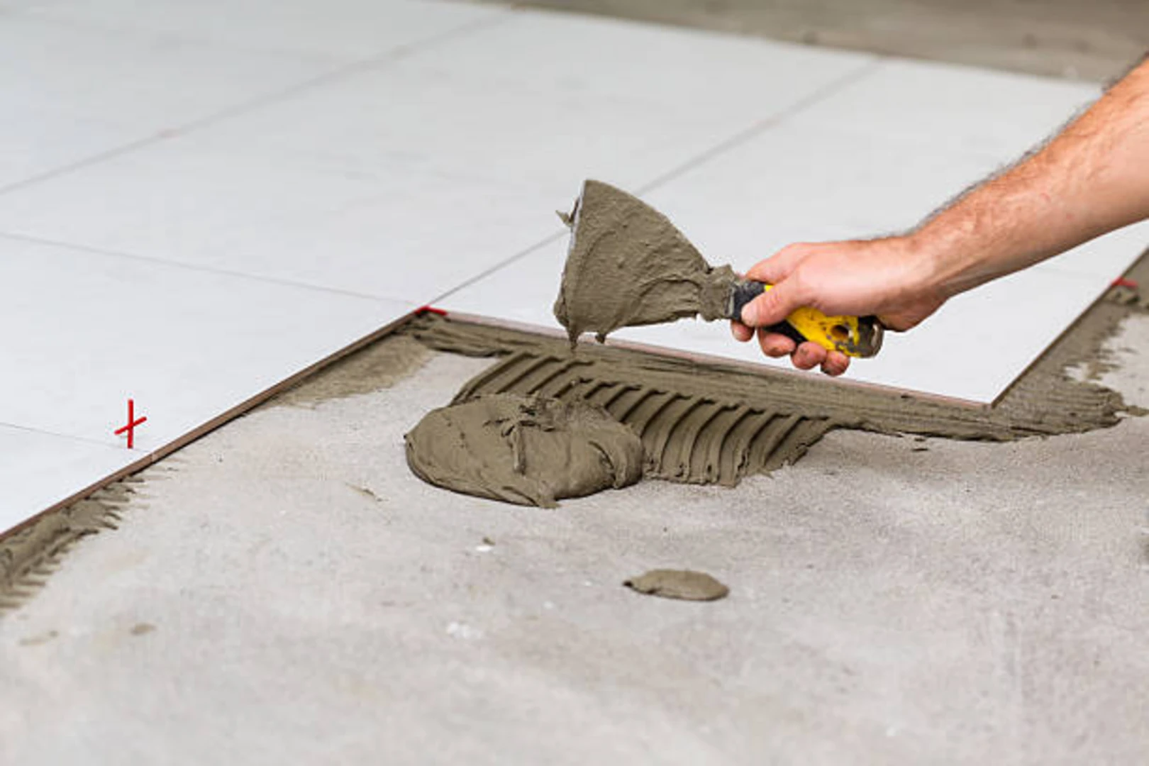 Cải tạo nhà 2 tầng cũ bằng cách xử lý sàn nhà bị nứt, hư hỏng