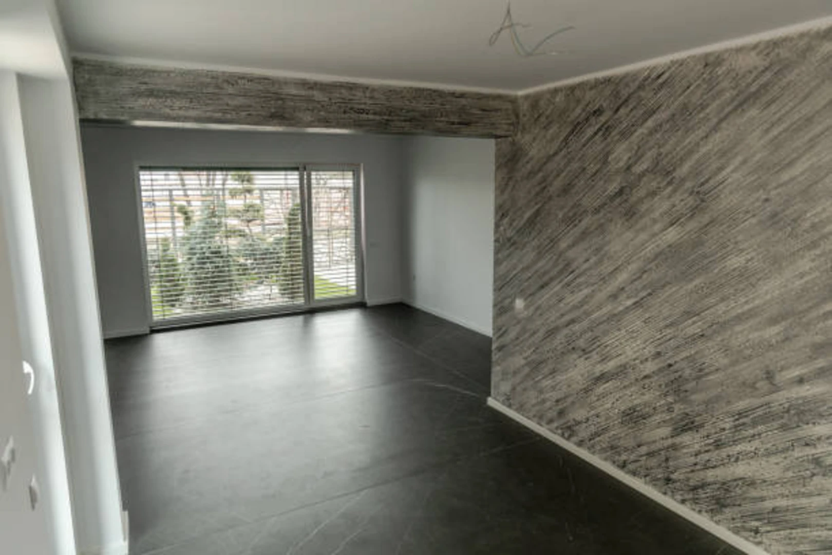 cải tạo phòng ngủ bằng cách Mở rộng diện tích phòng ngủ với gạch lát nền khổ lớn