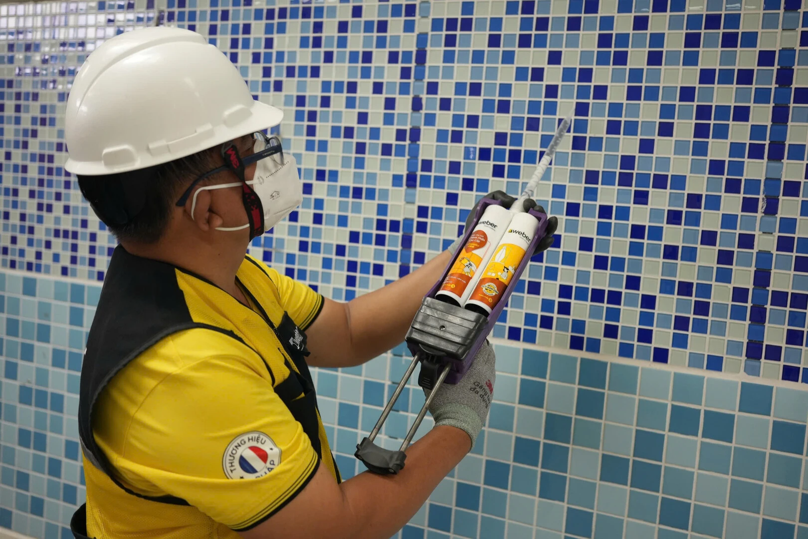 Hướng dẫn các bước thi công keo chà ron 2 thành phần 