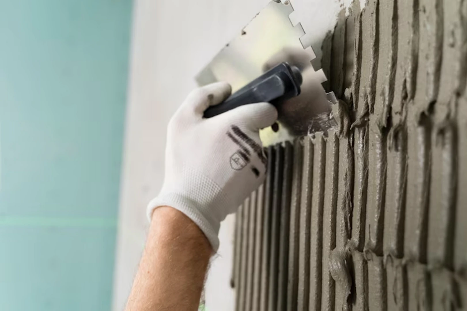 Trét keo dán gạch lên tường 