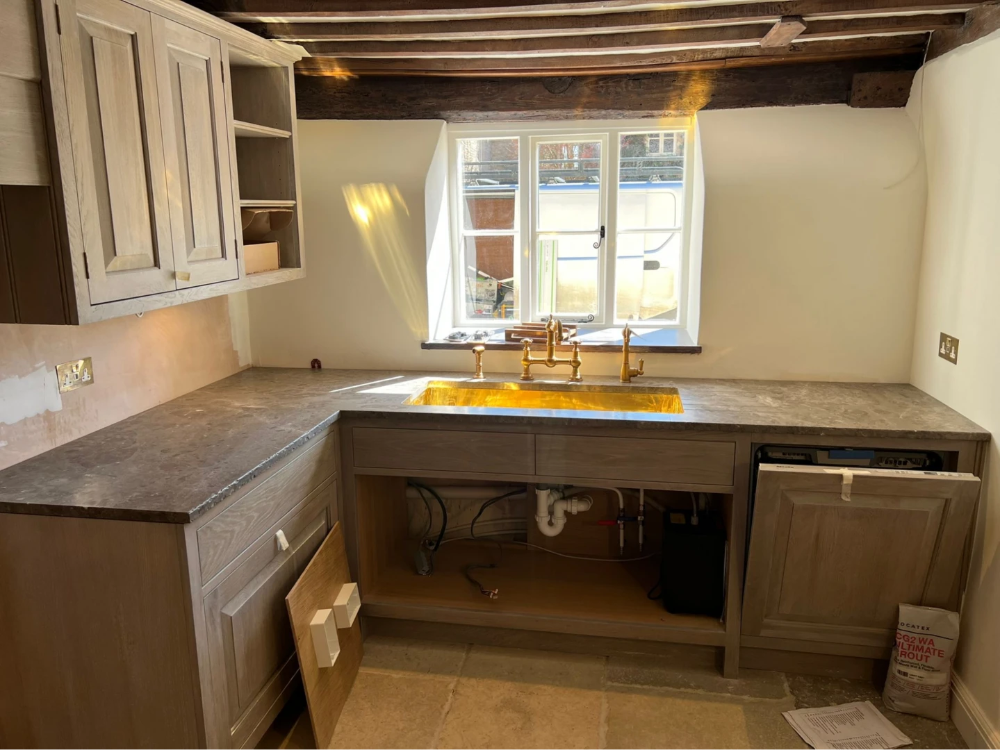 Gia cố kết cấu tường, nền nhà khi cải tạo nhà bếp