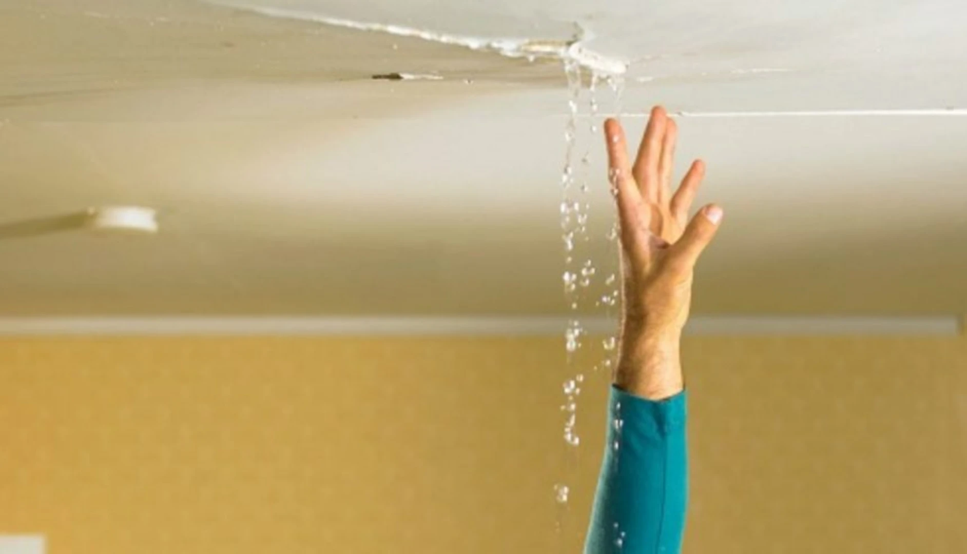 Cải tạo nhà tập thể đối với tình trạng trần nhà bị thấm dột