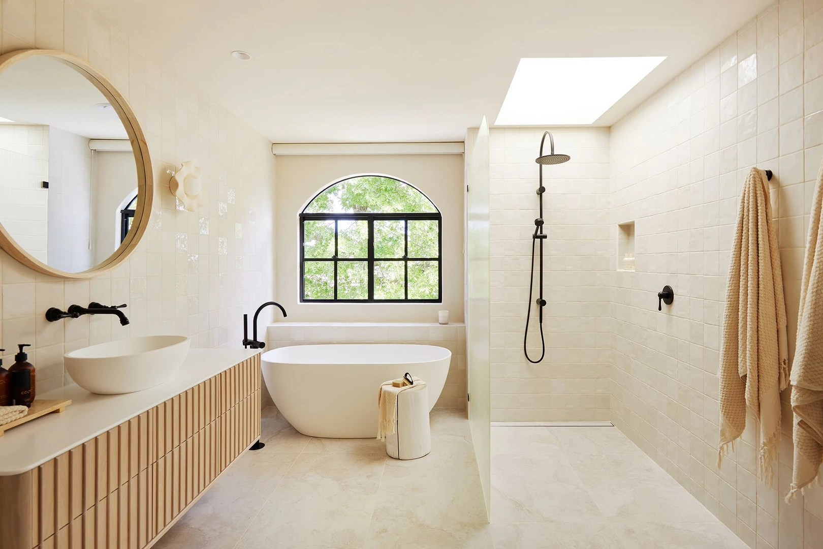 Thiết kế cửa nhà vệ sinh khi cải tạo nhà vệ sinh