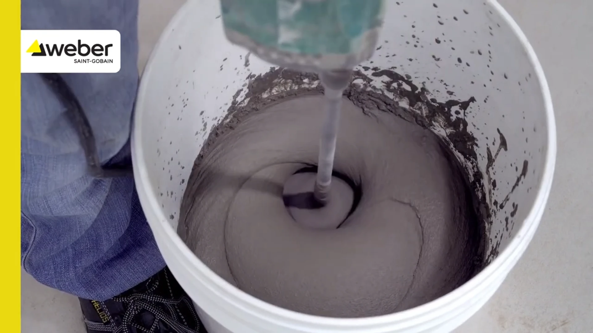 Trộn keo bằng các dụng cụ dán gạch