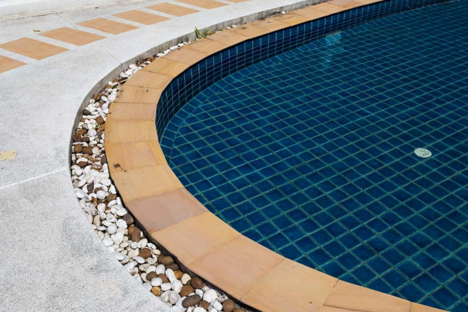 keo chà ron hồ bơi