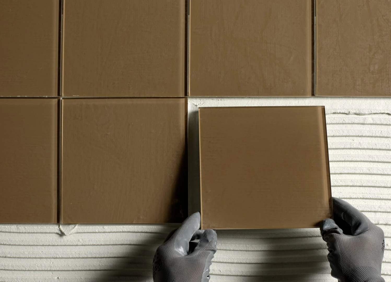 Ứng dụng keo dán gạch màu trắng trong thi công ốp lát gạch