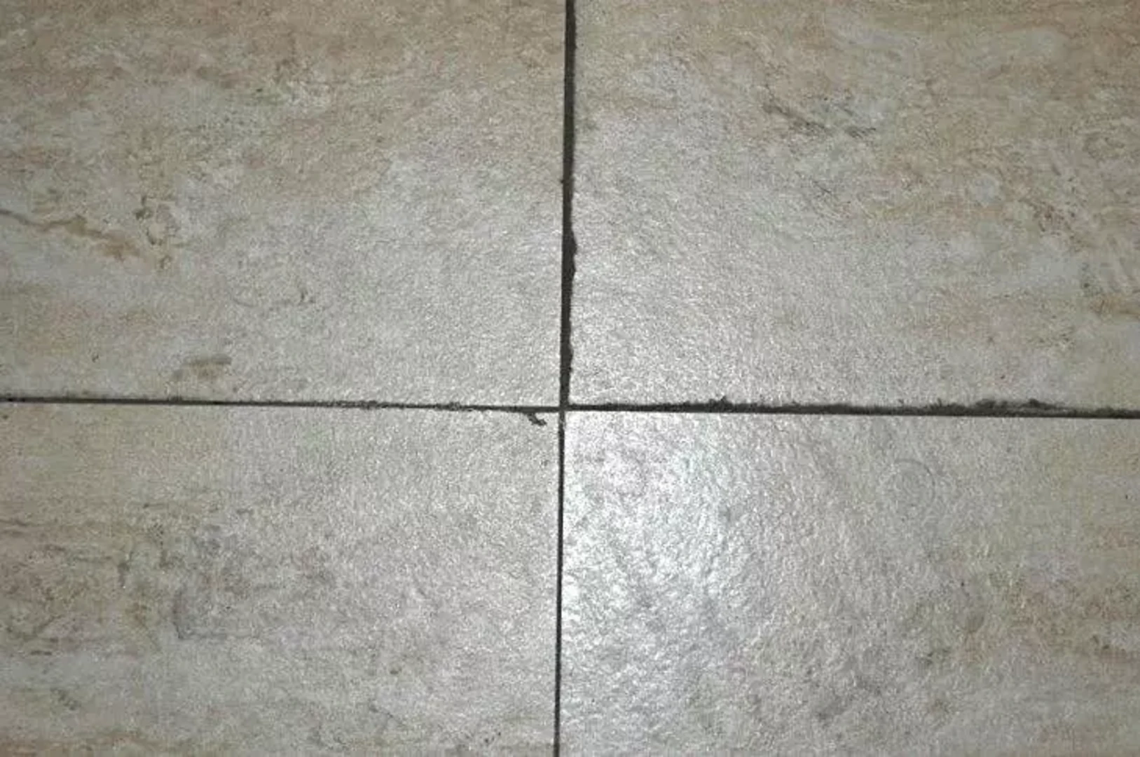 Hiện tượng ron gạch bị đen thường gặp