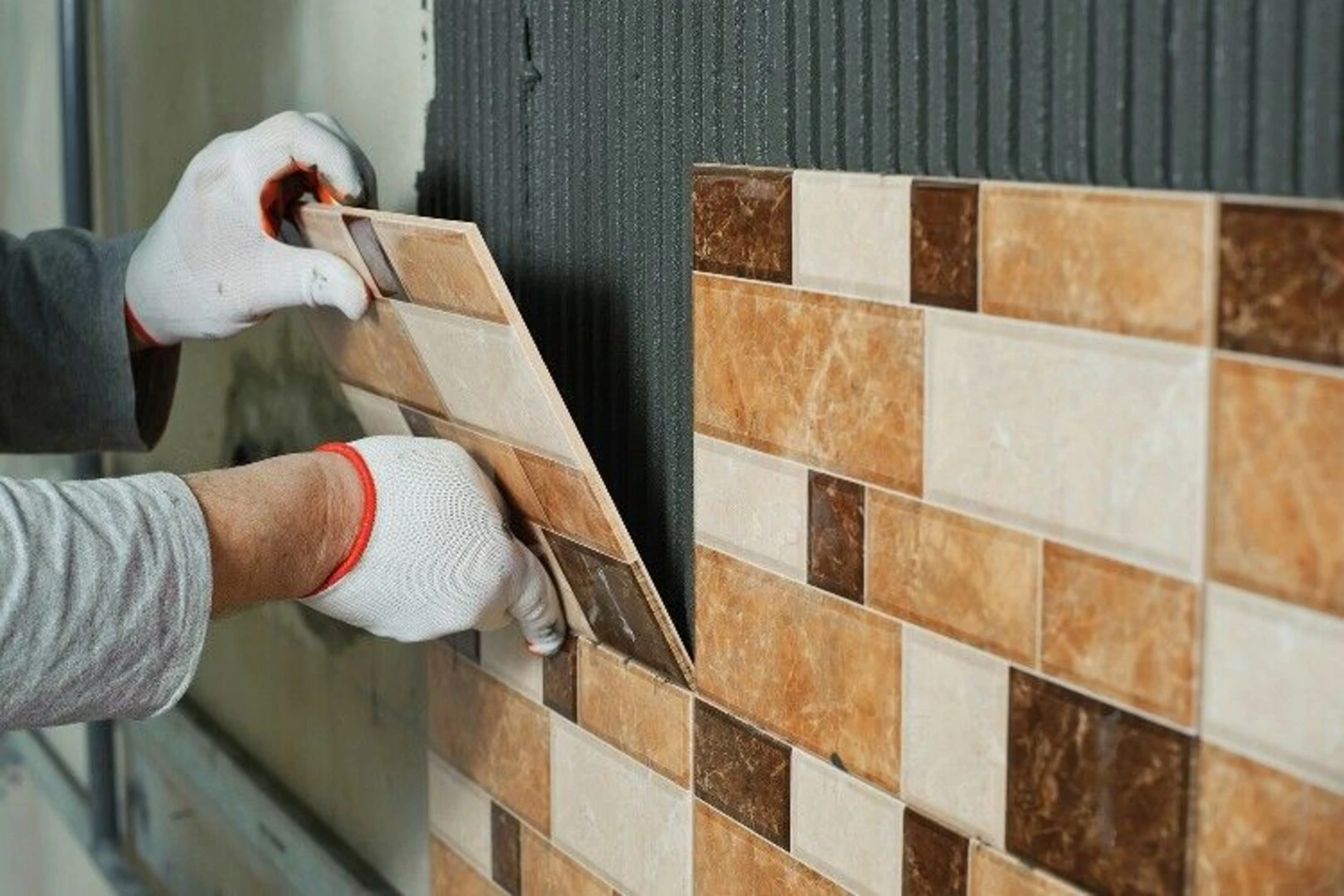 Keo dán gạch đa năng ốp lát được trên nền gạch cũ