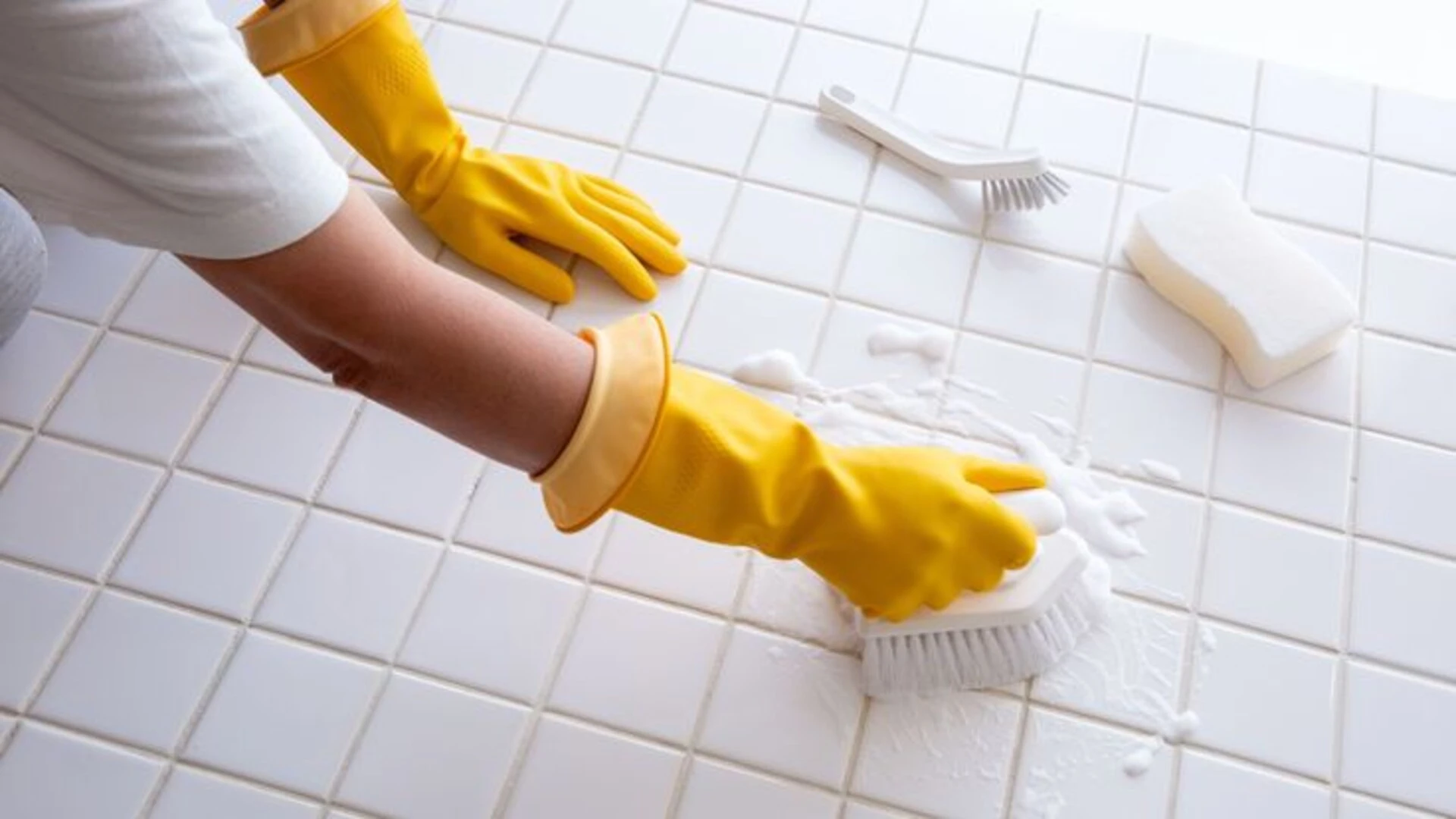 Vệ sinh bề mặt sau khi thi công keo chà ron
