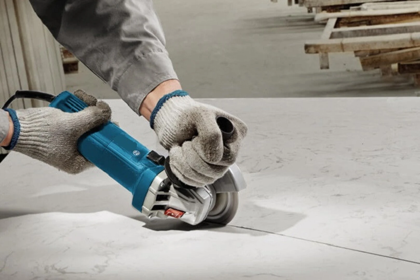 Cách thay gạch ốp tường ít gây bụi là đục gạch thông qua đường ron gạch