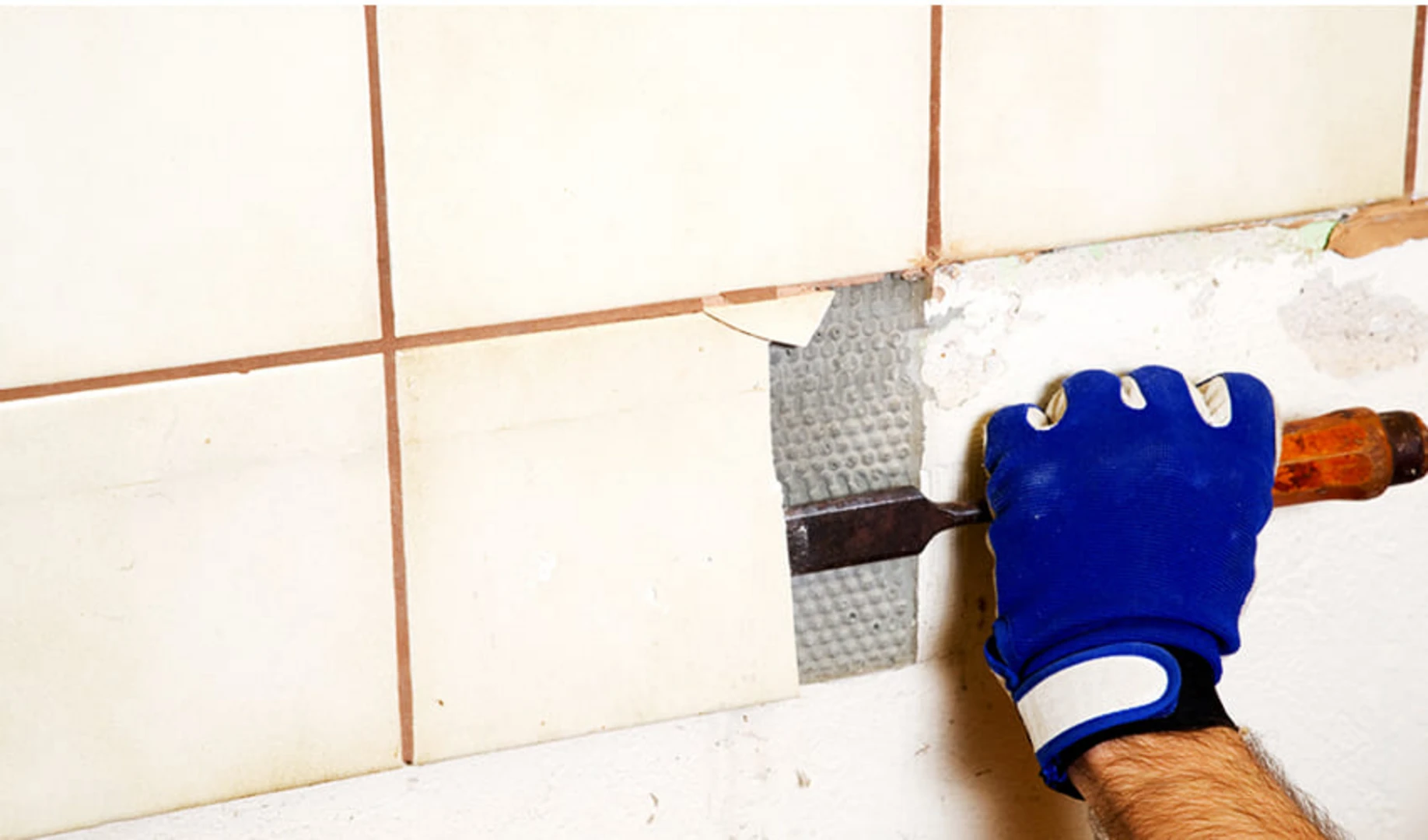 Phá vỡ toàn bộ viên gạch là cách thay gạch ốp tường nhanh gọn trong trường hợp cần thay mới toàn bộ mảng tường