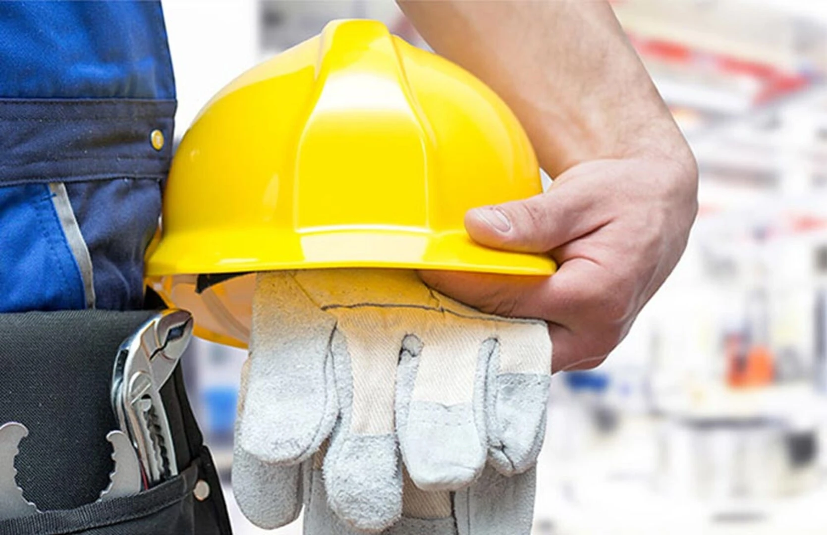 Luôn trang bị đầy đủ đồ bảo hộ khi thay gạch ốp tường