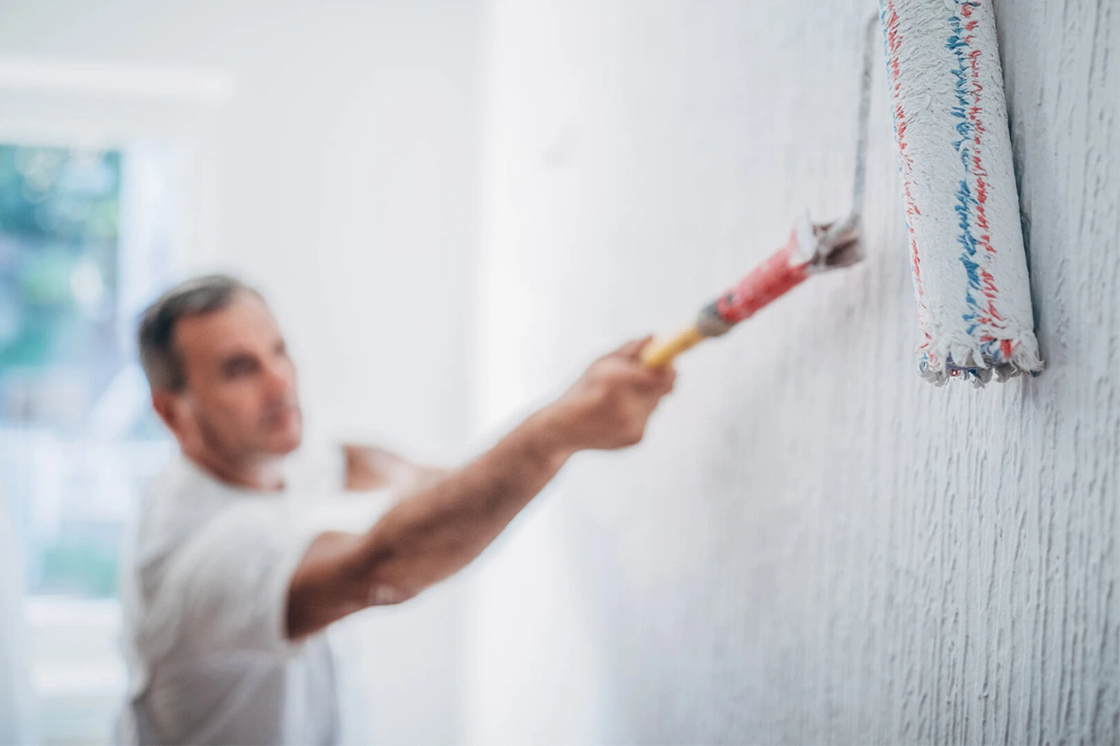 Keo chống thấm ngoài trời chống tia cực tím, giúp lớp màng không bị giòn gãy