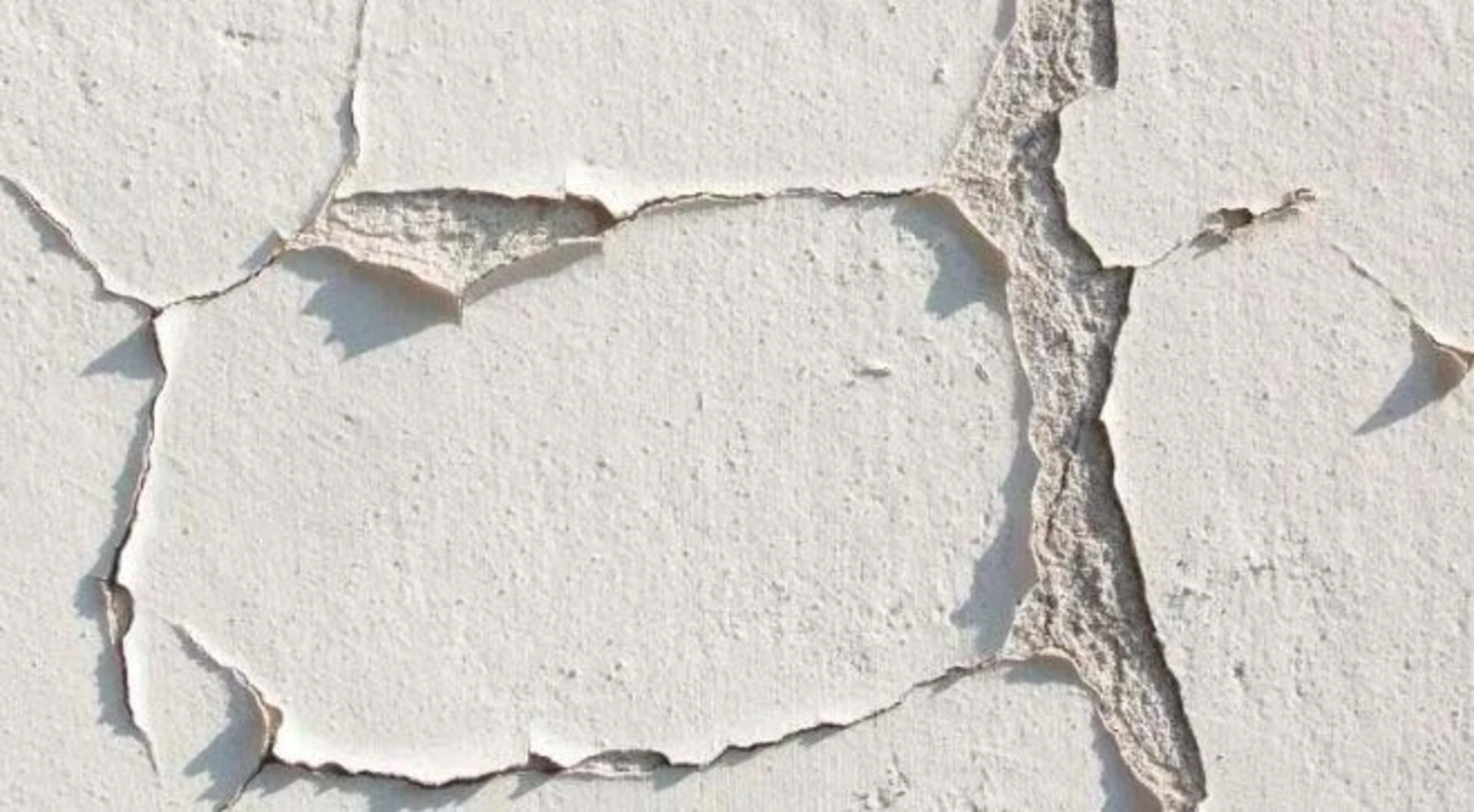 Ốp gạch lên tường đã sơn bị bong tróc bằng keo dán gạch chuyên dụng