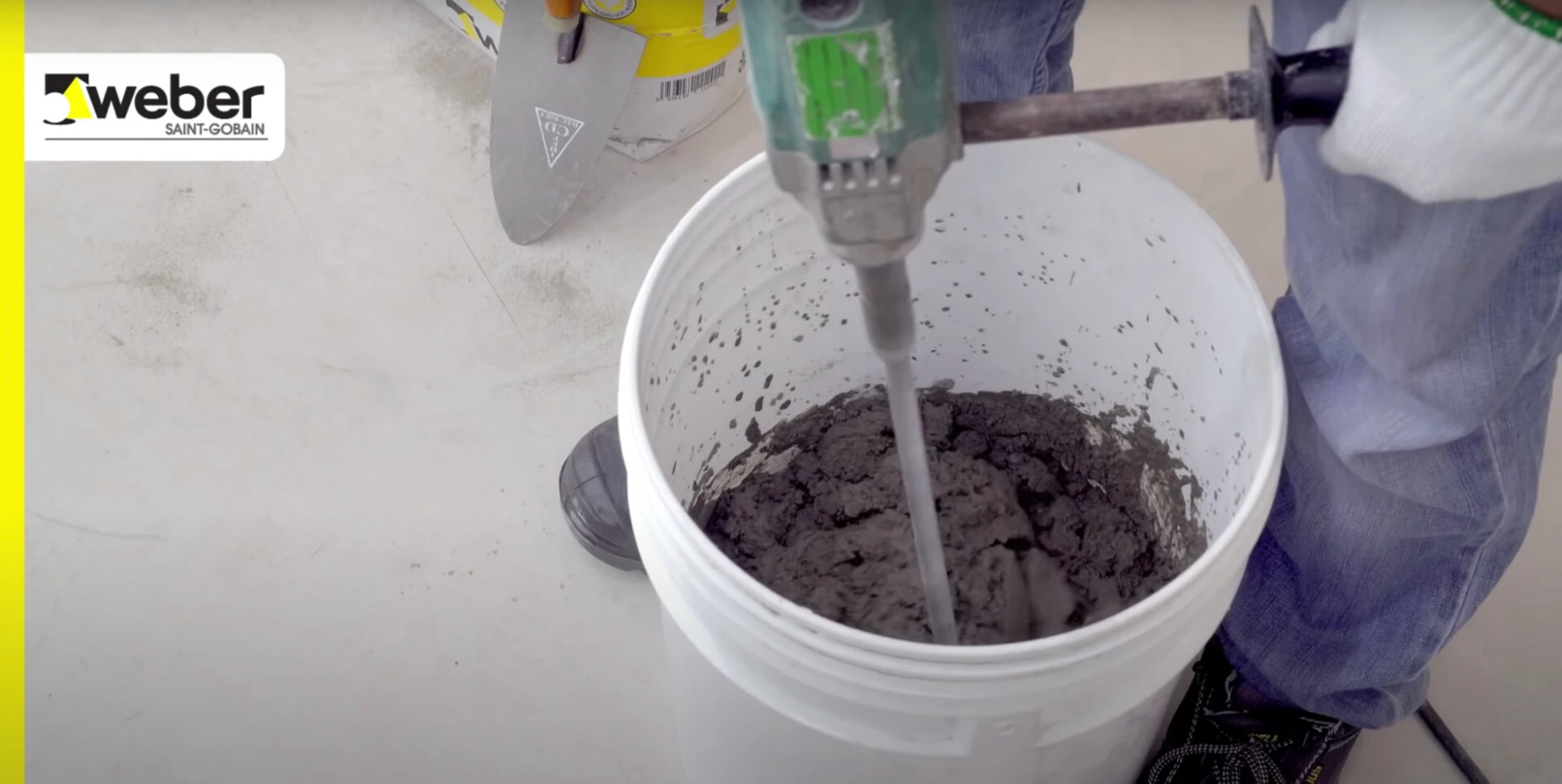 Pha thêm phụ gia keo dán gạch làm mất khả năng chống thấm của keo