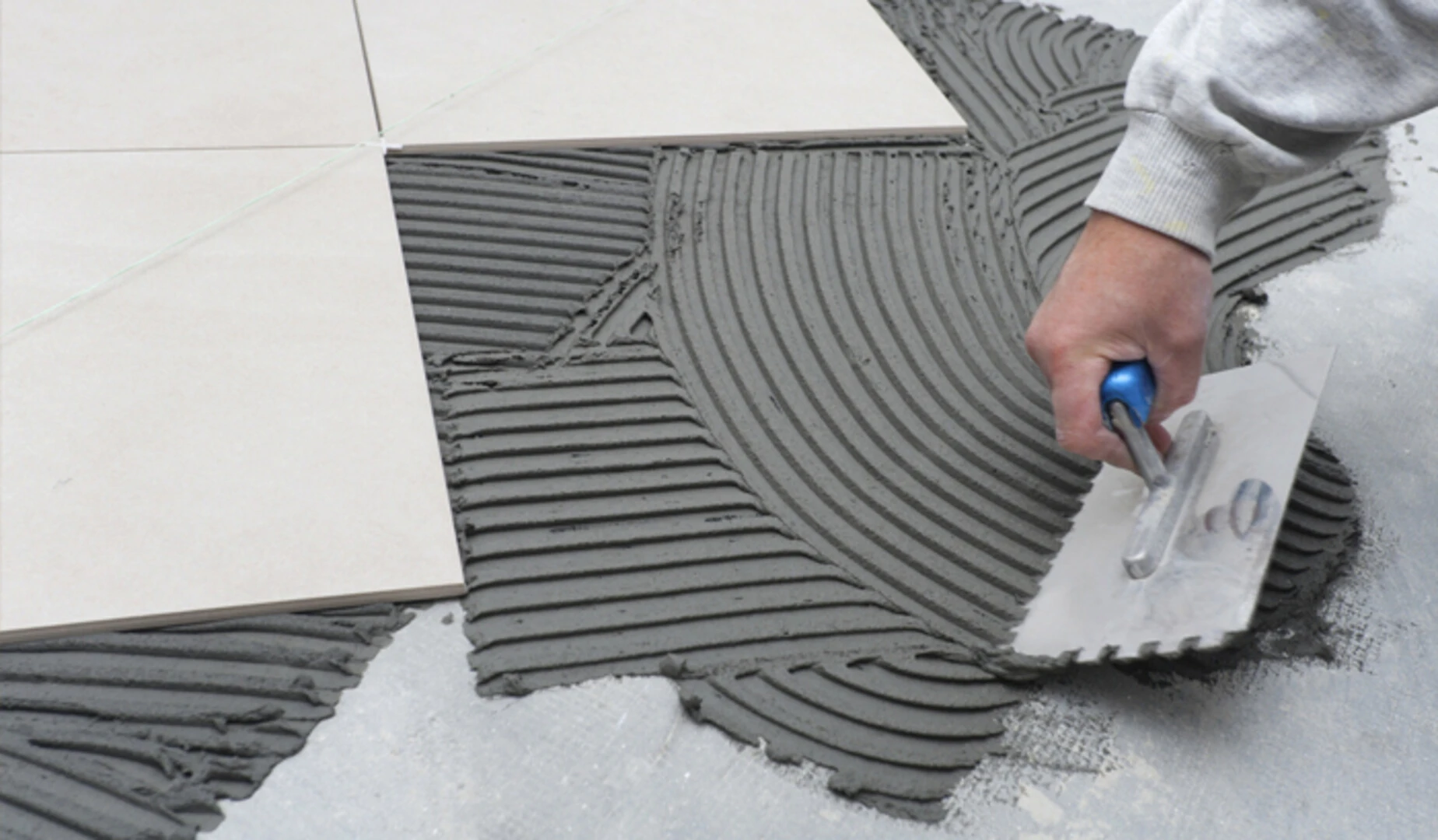 Sử dụng vữa khô trộn sẵn giúp tiết kiệm thời gian, nhân công