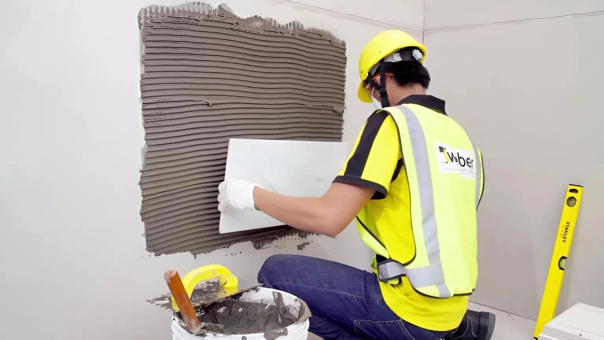 Lưu ý tránh việc trét keo hay vữa khô trộn sẵn thành từng mảng ở mặt sau viên gạch