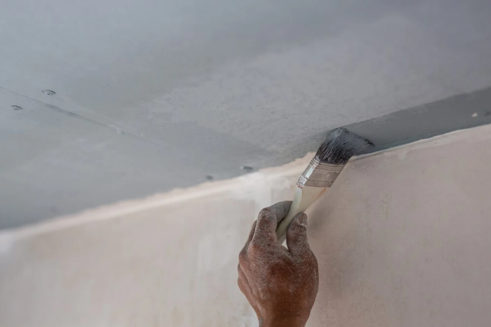 Một trong những lưu ý khi thực hiện chống thấm trần nhà là lựa chọn chất chống thấm phù hợp