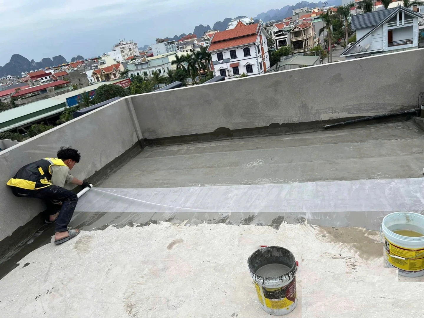 Những lý do quan trọng cần thực hiện chống thấm trần nhà