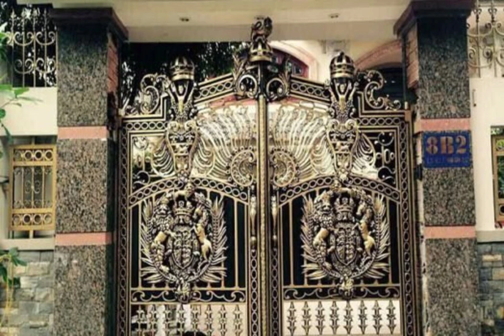 Gạch granite hoặc porcelain thường được dùng để ốp tường rào