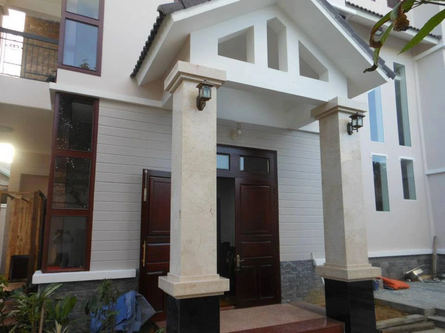 Mặt tiền của ngôi nhà là một trong những vị trí quan trọng, cần được chỉnh chu về gạch ốp