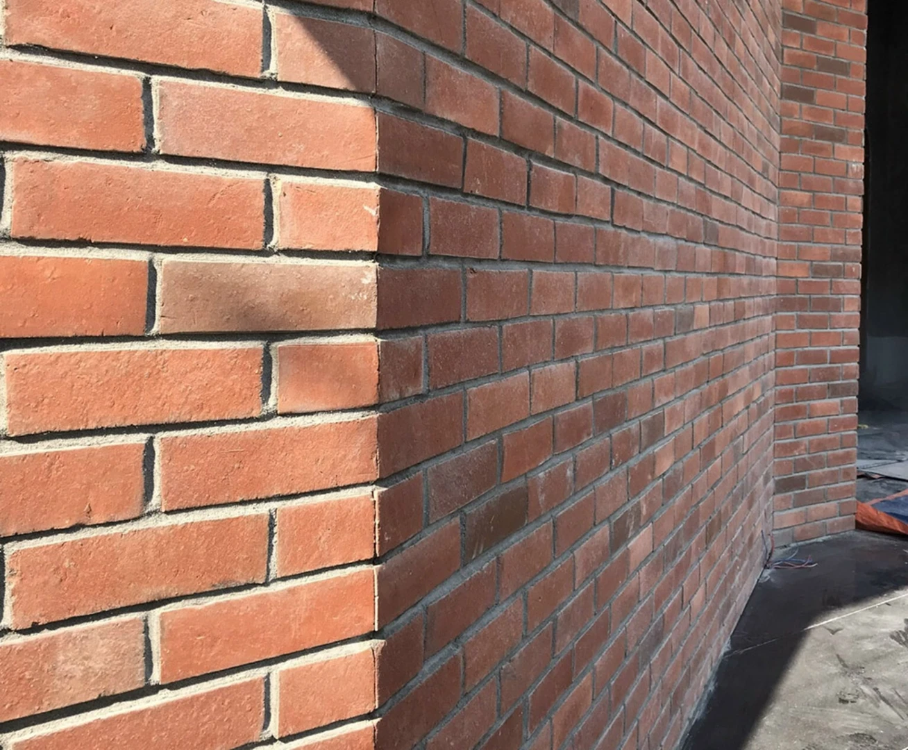 Lựa chọn gạch thẻ ốp mặt tiền còn giúp giảm đáng kể chi phí về lâu dài