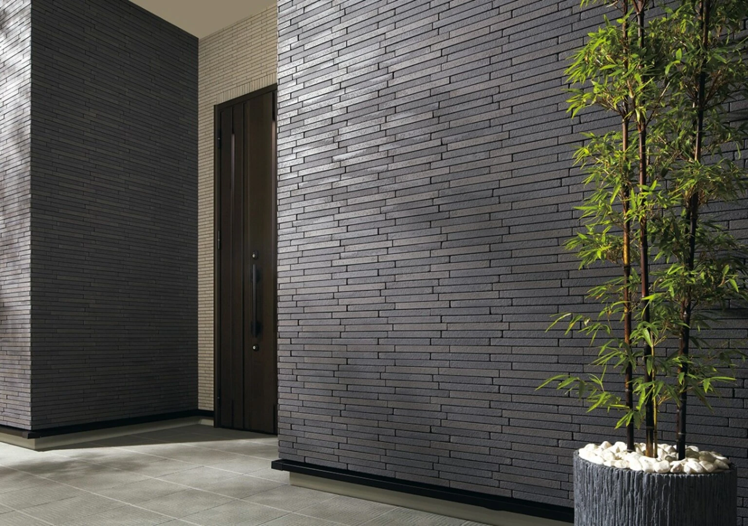 Gia chủ nên chọn gạch những loại gạch thẻ ốp mặt tiền có đặc điểm ít hút nước