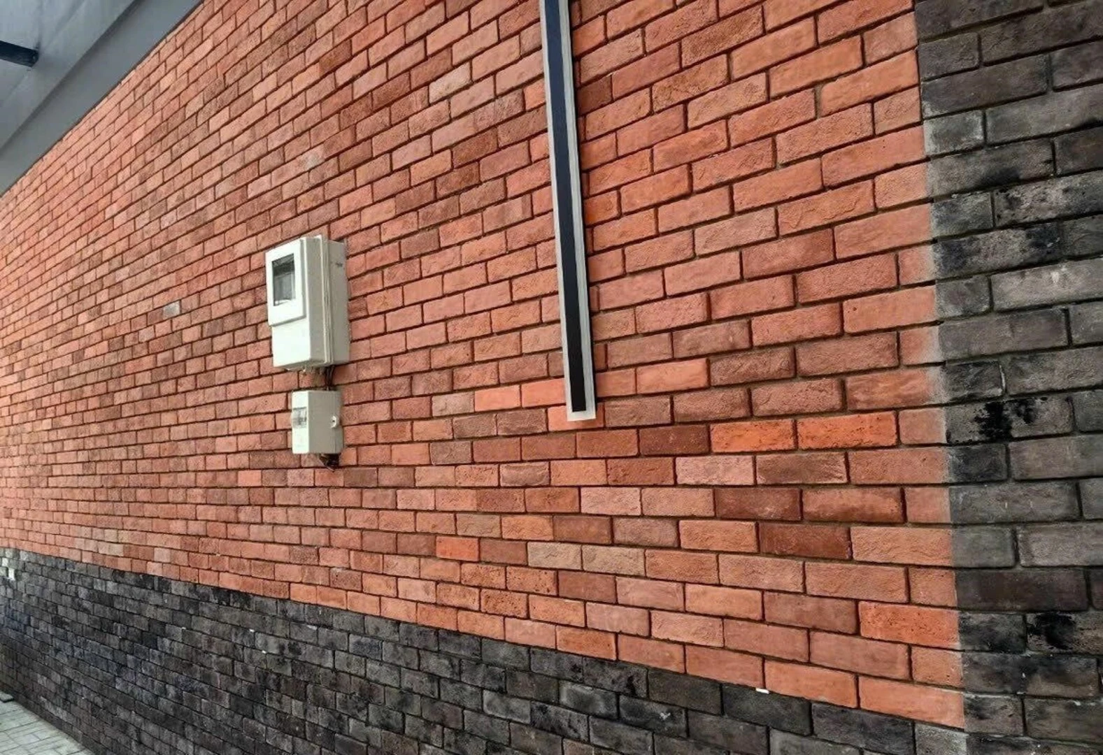 Gạch thẻ ốp mặt tiền màu trung tính như trắng, be, xám sẽ mang lại chiều sâu tự nhiên